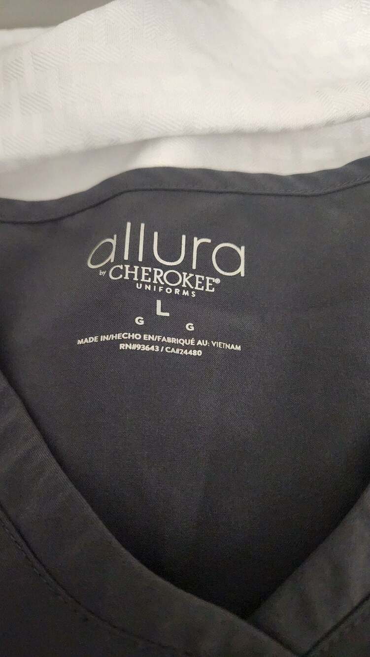 Allura‎ by Cherokee Uniforms Women's V-Neck Scrub Top with Zipper Pocket Size L